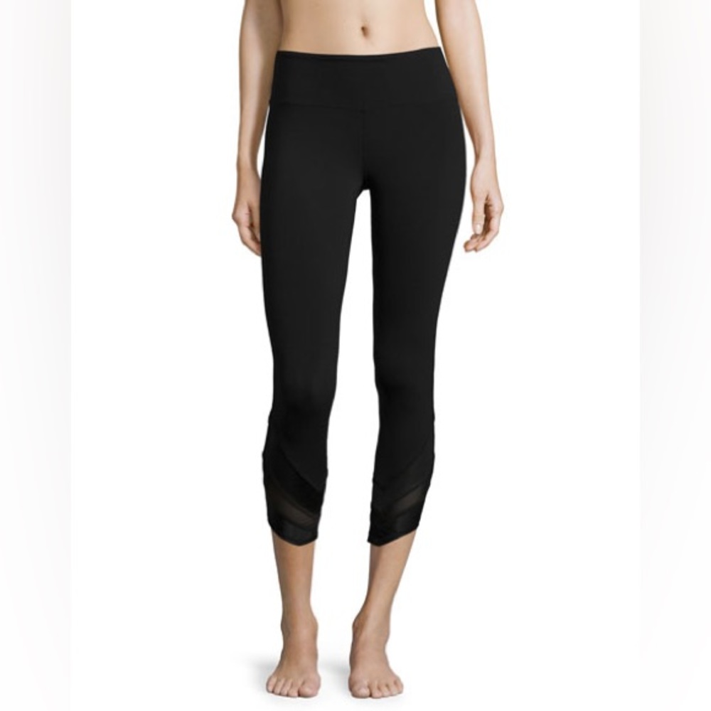 White edge Alo Capri leggings size M